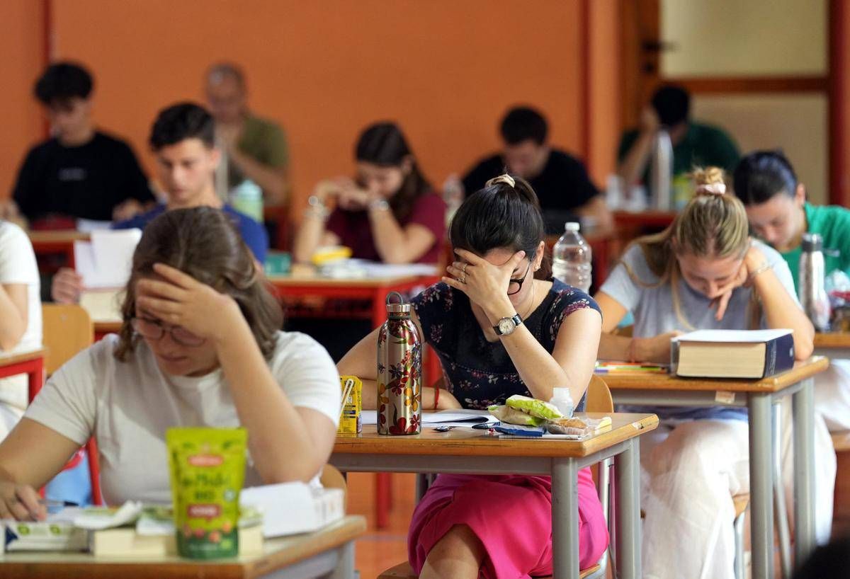 maturita 2026 la traccia di attualita svelata dallia ecco i temi secondo chat gpt gemini e claude ai 2