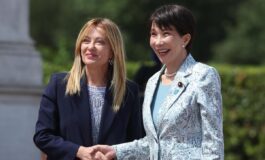 Meloni accoglie premier giapponese a Roma labbraccio con Sanae Takaichi 265x160