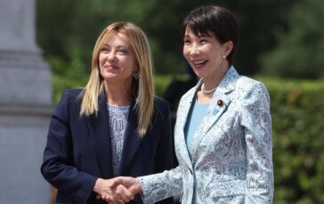 Meloni accoglie premier giapponese a Roma labbraccio con Sanae Takaichi 364x230
