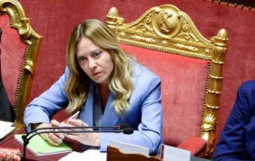 Meloni in Senato No a Ue superinvasiva su assenza a vertice Tivat polemicucce. Botta e risposta con Renzi 364x230