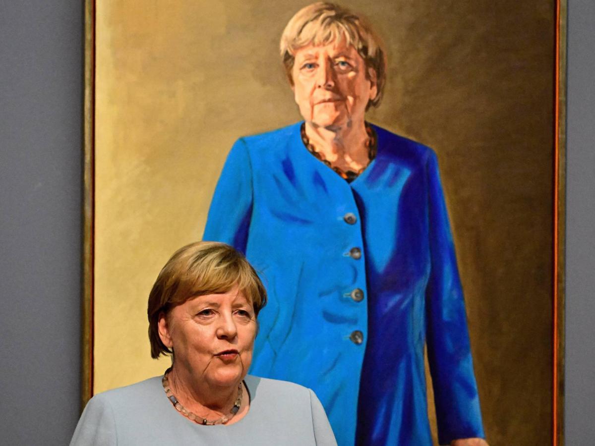 Merkel svela il suo ritratto: "E' strano quando si diventa storia"