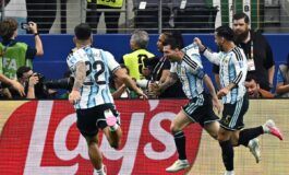 Messi segna esulta con giornalista e lo commuove E la foto della mia vita 265x160