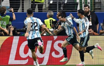 Messi segna esulta con giornalista e lo commuove E la foto della mia vita 364x230