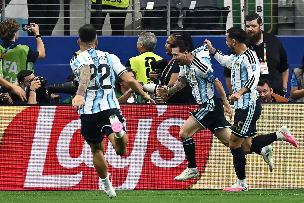 Messi segna, esulta con giornalista e lo commuove: "È la foto della mia vita"