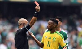 Messico Sudafrica piovono rossi tre espulsi caos ai Mondiali 265x160