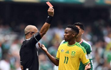 Messico Sudafrica piovono rossi tre espulsi caos ai Mondiali 364x230
