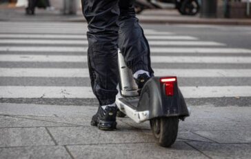 Milano in due su monopattino contro auto morto 19enne 364x230