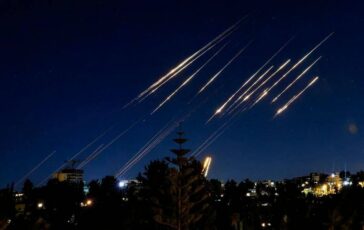 Missili iraniani su Israele primo attacco dopo tregua. Trump Fermatevi. Forze Usa in allerta 364x230