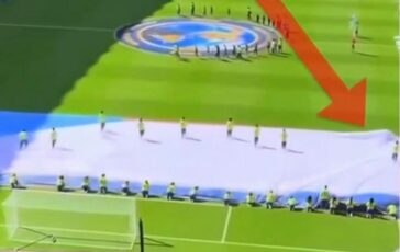 Mondiali addetto Fifa intrappolato nella bandiera e salvato 364x230