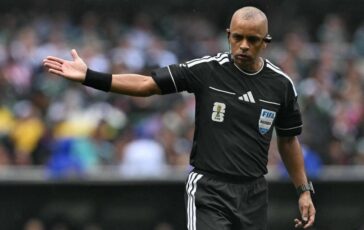 Mondiali arbitro disastroso. in inglese lannuncio diventa un meme 364x230