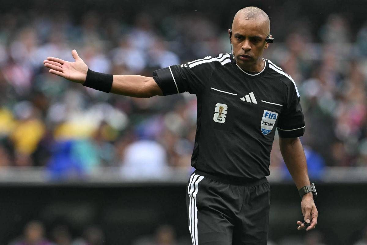 Mondiali, arbitro disastroso... in inglese: l'annuncio diventa un meme