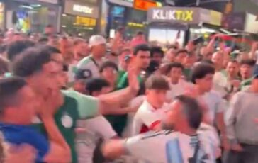 Mondiali follia a New York rissa tra tifosi di Argentina e Algeria 364x230