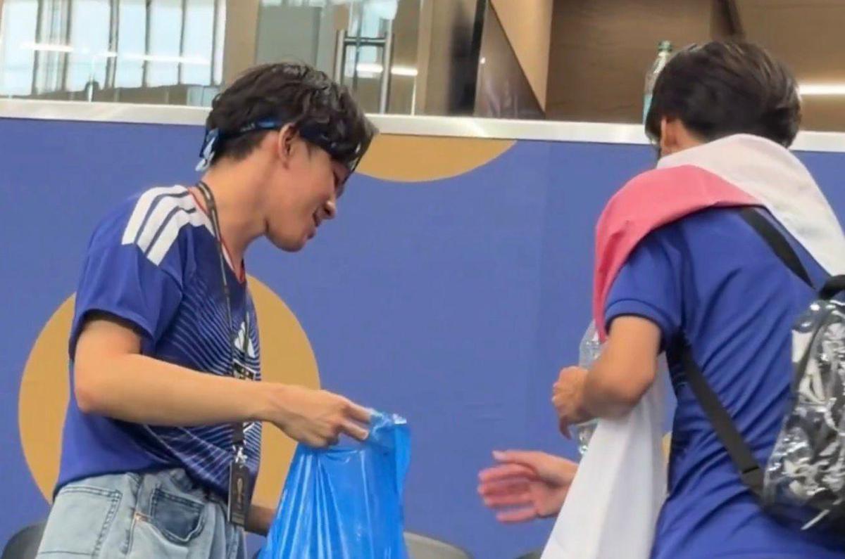 Mondiali, i tifosi del Giappone 'ripuliscono' lo stadio dopo la partita con l'Olanda