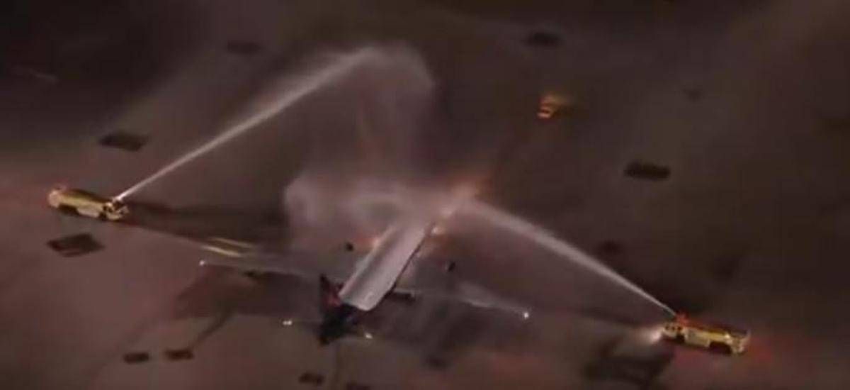 Mondiali, il Brasile parte e l'aereo viene... battezzato