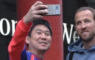 Mondiali il selfie del ct del Giappone con Kane 364x230
