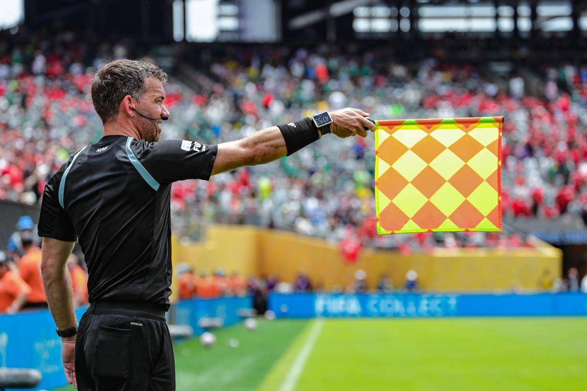 Mondiali, la Fifa rivoluziona il fuorigioco: niente più bandierine 'in ritardo'