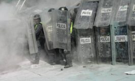 Mondiali scontri tra manifestanti e polizia fuori dallo stadio Azteca di Citta del Messico 265x160