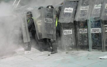 Mondiali scontri tra manifestanti e polizia fuori dallo stadio Azteca di Citta del Messico 364x230