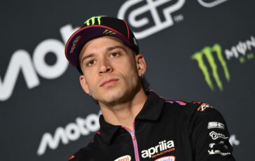 MotoGp Bezzecchi si scusa Nessuna giustificazione. Labbraccio con il marshall dopo la lite 364x230