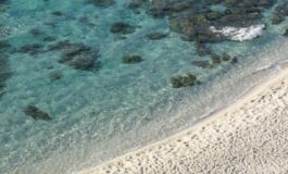 Niente ombrellone se hai tra 10 e 65 anni il mondo guarda la Sardegna. E la regola divide turisti e ambientalisti 265x160