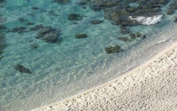 Niente ombrellone se hai tra 10 e 65 anni il mondo guarda la Sardegna. E la regola divide turisti e ambientalisti 364x230
