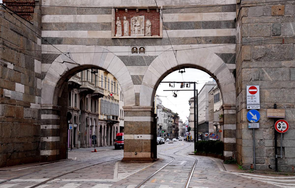 Palpeggia passante in pieno centro a Milano: arrestato per violenza sessuale