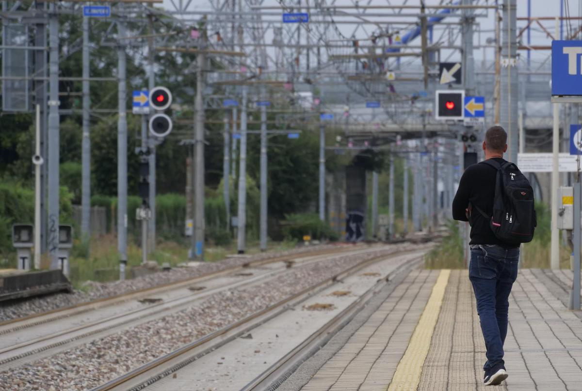 Persone sui binari, treni fermi sulla Genova-Savona: stop circolazione per 40 minuti