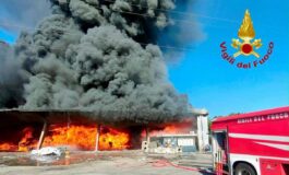 Pisa in fiamme un capannone industriale maxi incendio a Vicopisano 265x160