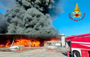 pisa in fiamme un capannone industriale maxi incendio a vicopisano 2