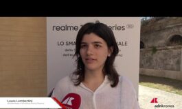 Portrait of italians Studentessa vincitrice primo premio Con smartphone entrata in relazione con 265x160