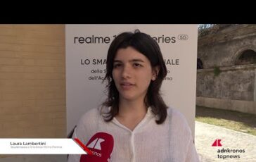 Portrait of italians Studentessa vincitrice primo premio Con smartphone entrata in relazione con 364x230