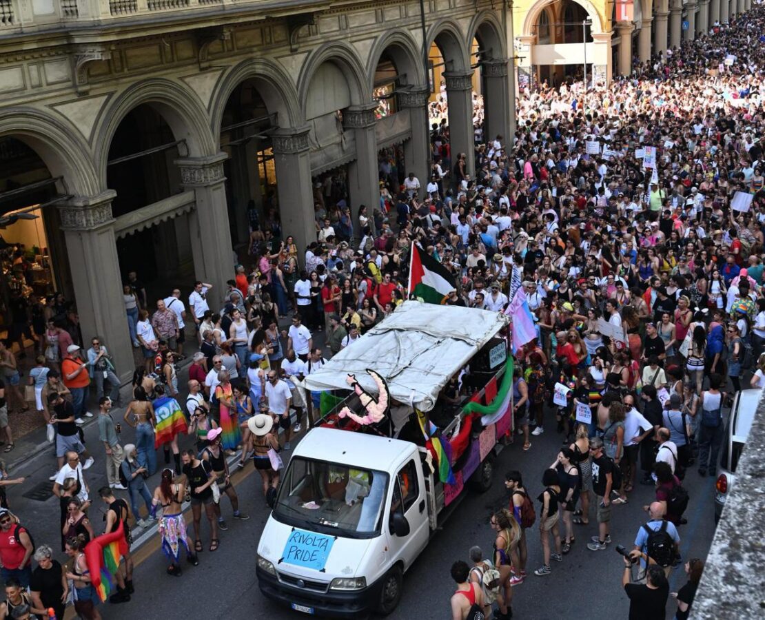 Pride Bologna, media Tel Aviv: "Israeliani spintonati, anche donna incinta"