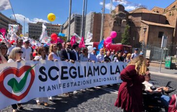 Pro vita organizzatori corteo Roma Siamo 20 mila stop ddl suicidio assistito e piu fondi per diritto a non abortire 364x230