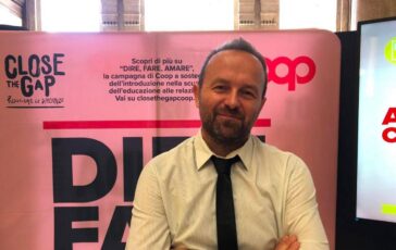 Prof. Galliano Italia arretrata su materia affettiva campagna spinge in avanti 364x230
