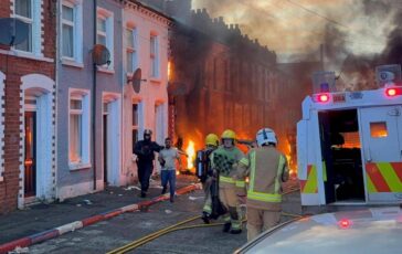 Proteste a Belfast Elon Musk e Reform Uk cavalcano i riot cosa sta succedendo 364x230