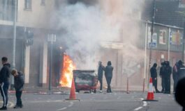 Proteste anti migranti a Belfast disordini e case bruciate nella notte 265x160