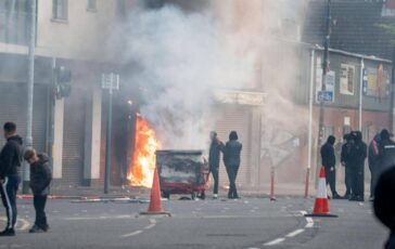 Proteste anti migranti a Belfast disordini e case bruciate nella notte 364x230