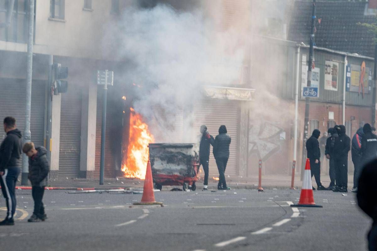 Proteste anti-migranti a Belfast, disordini e case bruciate nella notte