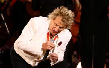 Rod Stewart malore nel concerto e maschera per lossigeno sul palco 364x230