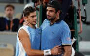 roland garros berrettini in lacrime costretto al ritiro arnaldi lo abbraccia il pubblico applaude 2