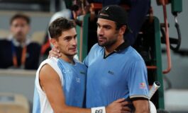 Roland Garros Berrettini in lacrime costretto al ritiro. Arnaldi lo abbraccia il pubblico applaude 265x160