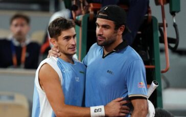 Roland Garros Berrettini in lacrime costretto al ritiro. Arnaldi lo abbraccia il pubblico applaude 364x230
