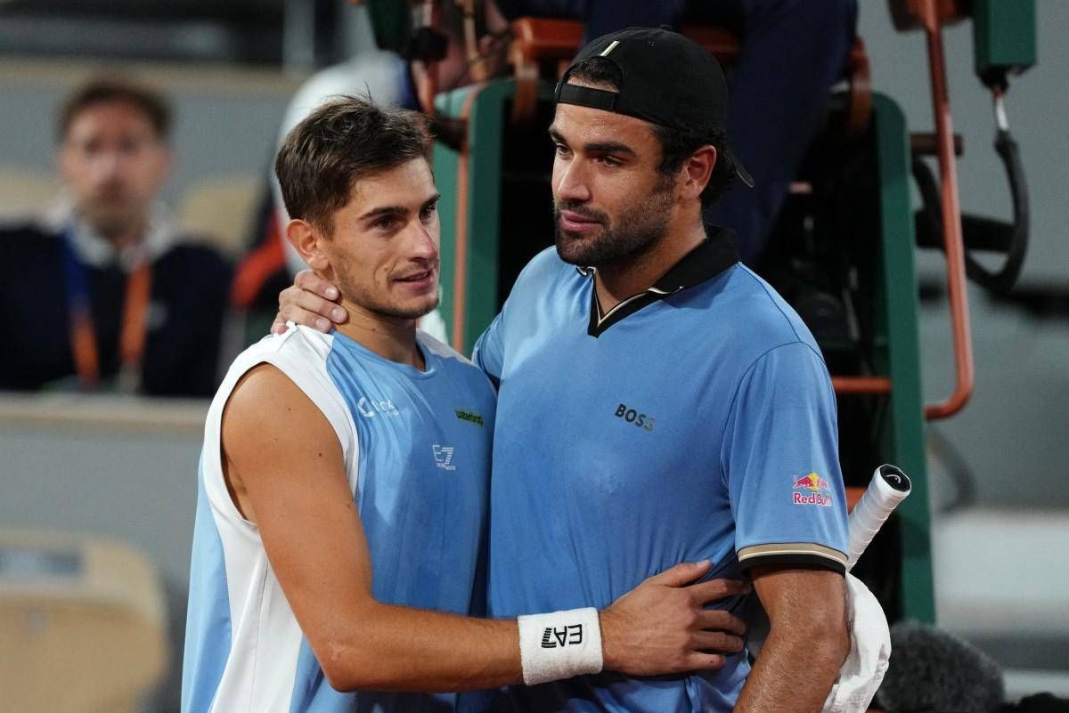 Roland Garros, Berrettini in lacrime costretto al ritiro. Arnaldi lo abbraccia, il pubblico applaude