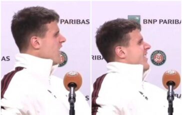 Roland Garros crampi per Mensik. in conferenza stampa 364x230