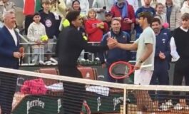 Roland Garros la semifinale non si gioca Cobolli si allena con un tifoso sul Centrale 265x160
