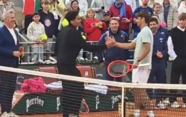 Roland Garros la semifinale non si gioca Cobolli si allena con un tifoso sul Centrale 364x230