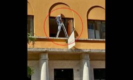 Roma denuncia su pagina Facebook Morti di lavoro Operaio su scala senza protezioni in sede Federmanager 265x160