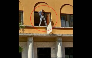 Roma denuncia su pagina Facebook Morti di lavoro Operaio su scala senza protezioni in sede Federmanager 364x230