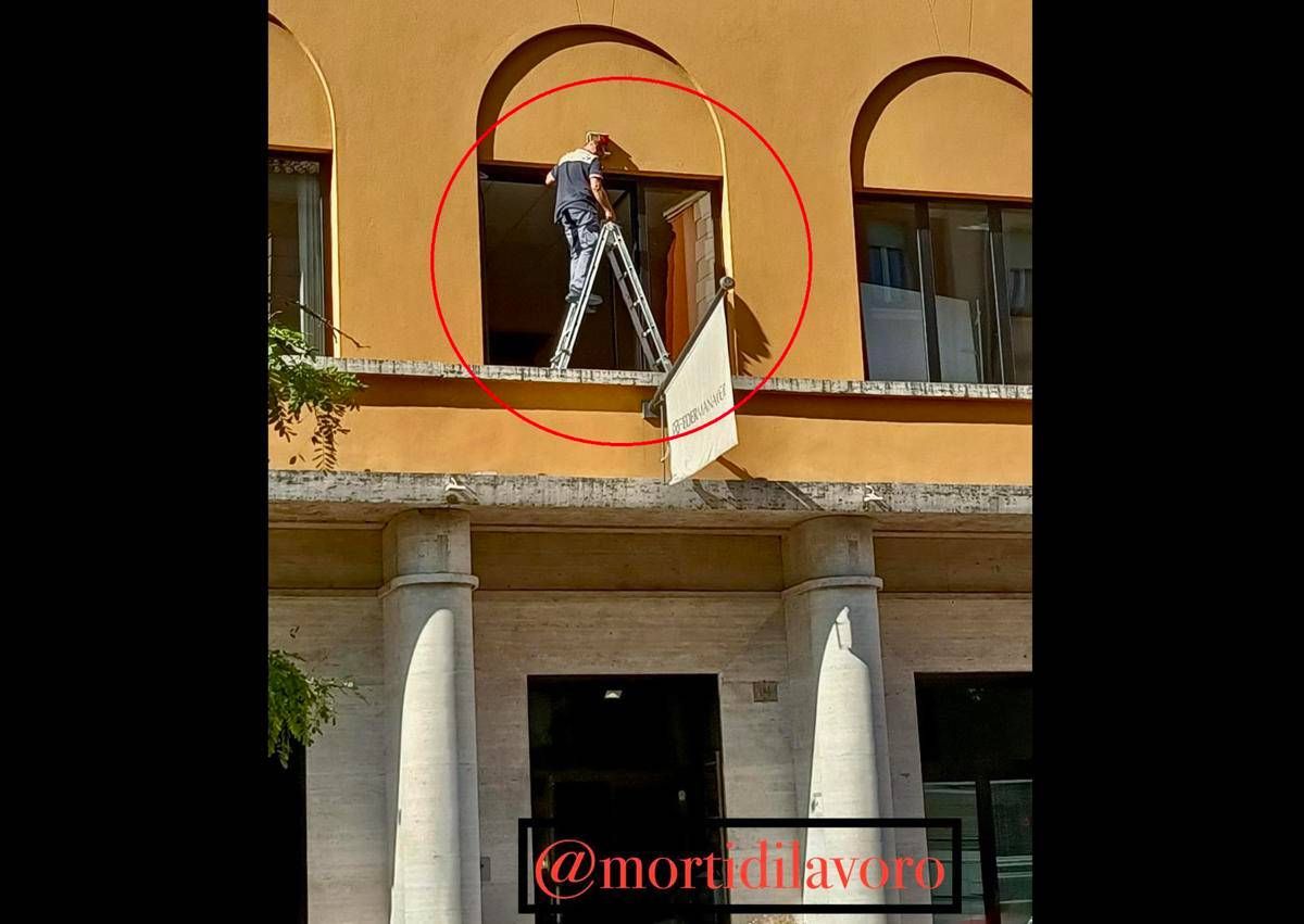 Roma, denuncia su pagina Facebook 'Morti di lavoro': "Operaio su scala senza protezioni in sede Federmanager"