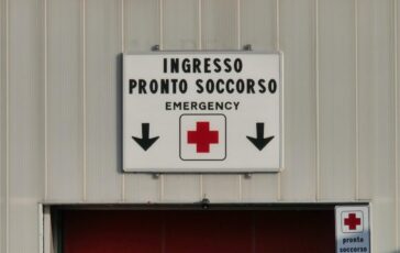 Roma donna presa a pugni al volto al Pigneto aggressore in fuga 364x230
